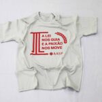 Camiseta Cor Cinza A Lei Nos Guia E A Paixão Nos Move - Tam. M